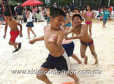 Pero la playa no fue sólo para las familias, sino también para los
enamorados.