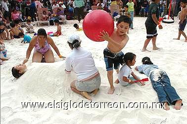 En un momento, la gente no paraba de llegar. Mientras, los menores iban a brincar a los juegos inflables y los talleres de dulces o a buscar un rinconcito de arena donde los niños hicieron castillos y las niñas, camas de arena para sus muñecas Bratz. Fue la sensación del momento y la diversión de
cientos.