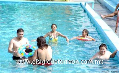 Aunque Iztapalapa no alcanzó
una de las 'playas' construidas por el Gobierno del Distrito Federal,
los habitantes de esta demarcación contarán con tres deportivos con
alberca.