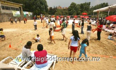 Cada playa tiene una capacidad aproximada de tres mil personas, lo que ha llevado a los responsables de la primera de ellas a restringir su disfrute a un máximo de dos horas por persona, tiempo que se controla con brazaletes de colores.