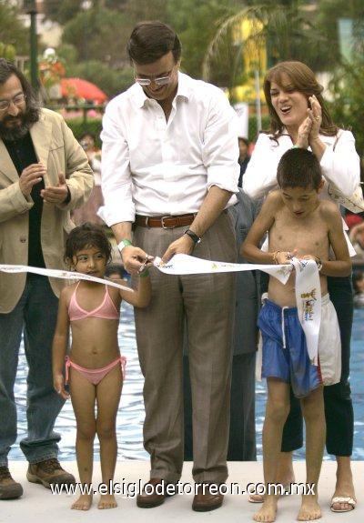 Varios cientos de capitalinos decidieron probar su nueva playa con un chapuzón, en su mayoría niños y jóvenes libres de obligaciones escolares.

Quien inauguró la playa y se dio un baño, pero de masas, fue el jefe de Gobierno de la ciudad, Marcelo Ebrard, acompañado de su mujer, la actriz Mariagna Prats, y miembros de su gabinete.