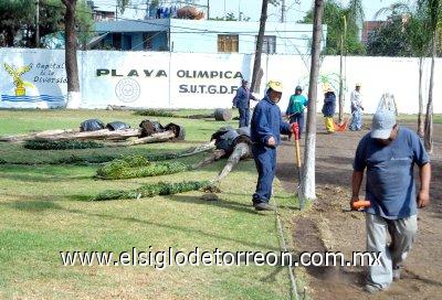 Además de este desperfecto, el agua de las albercas pequeñas aún
siguen sucias, con tonalidad gris, por falta de mantenimiento.
 Personal de este sitio vacacional indicó que ya pusieron en marcha
las bombas para la limpieza de las mismas.