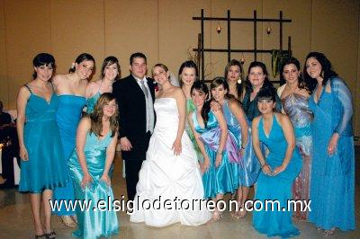 Los novios junto a las amigas de la novia.