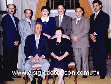 01042007
José Torres Domínguez y Magda Elia Flores de Torres celebraron 50 años de casados, acompañados de sus hijos Martha Elia, José Luis, Eugenio Alberto, Francisco Javier, Jorge Eduardo y Héctor Mario Torres Flores