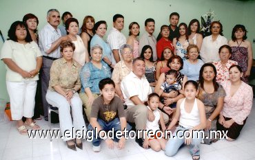 01042007
Muchas felicitaciones recibieron los novios Nancy Guzmán y Pedro Díaz de sus familiares