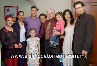 01042007
Polux Casale, Karla de Casale, Nayla Casale, Cony de Casale, Rebeca de Frausto, Manuel Frausto, Druzzo Casale y Adriana de Casale