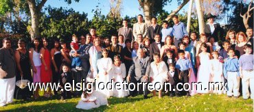 01042007
Sr. Andrés Barraza Zavala y Sra. Juanita Reyes de la Rosa celebraron sus Bodas de Oro, en compañía de sus hijos y familiares con una alegre recepción que se llevó a cabo en el Casino Abastos el pasado 3 de marzo