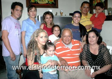 04042007
Don Raymundo Isaís fue festejado por su esposa Edelmira Iglesias de Isaís y sus hijos Mundo, Nadia, Oralia, Salma, Katy, Neil, Axel, Italia y Viviana, al cumplir 70 años de edad.