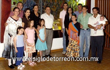04042007
Sr José Luis López Alonso con sus hijos Maite López, José Luis López, Begoña López, José Rebollo, Marcela Iduñate y Marco Estefanía; nietos, José Ángel, Tomás, Lucía, Ángela, Ana, Maitechu, Ana Raquel y Marco