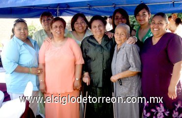 05042007
Doña Gloria la festejada junto a su cuñada Teresa Favela de Polendo y sus sobrinas.