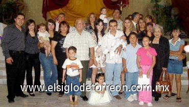 06042007
El pequeño Jamil Rauda Torres fue festejado por sus padres, Daniel y Laura Rauda y demás familiares, al recibir el primer Sacramento.