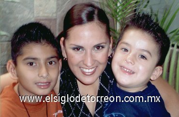 01042007
Laura Karina Gómez en compañía de sus hijos Jesús e Isaí, en reciente festejo