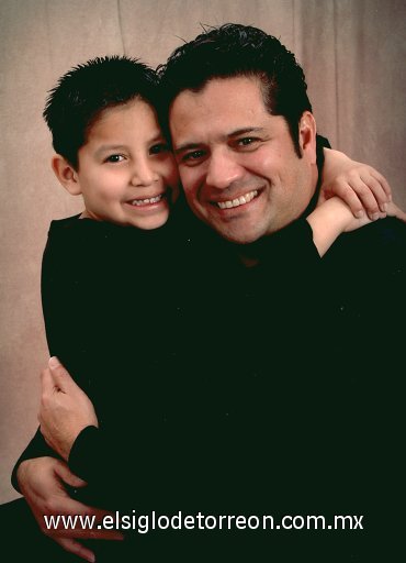 01042007
Lic. Luis Antonio Ávila Grajales acompañado de su hijo Andrés Ávila De'Lira, quien cumplio 8 años de edad.