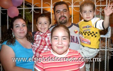 01042007
Lorenzo López Flores cumplió cinco años de edad y fue festejado por sus padres, Juan Lorenzo López y Aracely Flores de López y sus hermanitos Ilse Janeth y Ángel Eduardo