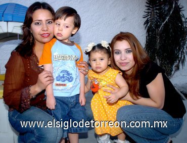 01042007
Maythe Luján de Rosas, Manuel Rosas Luján, Vanessa Aylín Ramírez Luján y Marcela Luján der Ramírez