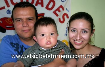 01042007
Víctor Hugo Quintero Robles fue festejado con una piñata, organizada por Víctor Hugo Quintero y Alma Delia Robles