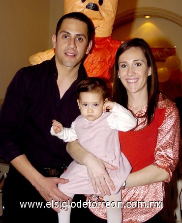 02032007
María Sofía Cruz Alarcón fue festejada por su primer cumpleaños, con una divertida piñata organizada por sus papás, Omar Cruz y Mónica Alarcón