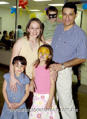 03042007
Carlo Alfonso y Eloísa González, celebraron sus respectivos cumpleaños en una fiesta organizada por sus padres Alfonso y Guadalupe González y su hermanita Regina
