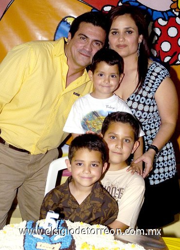 03042007
Cinco años de vida cumplió, Alejandro Hernández Sosa, quien aparece acompañado de sus papás Jorga Hernández Guerra y Alejandra Sosa de Hernández, de sus hermanos Jorge y Rodrigo