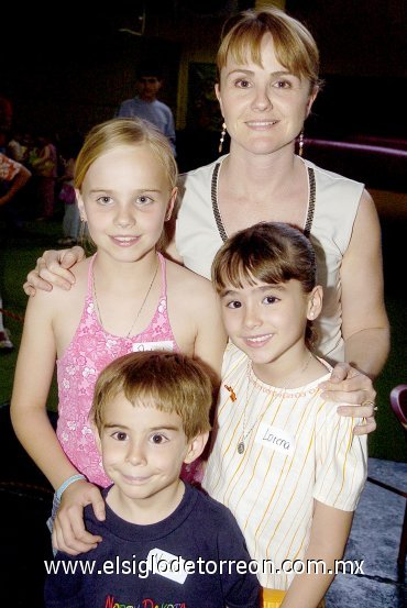 03042007
Consue Alatorre de Jiménez con sus hijos Susy, Lore y Neto