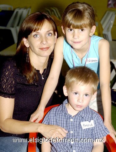 03042007
Mónica de Pérez Meriodio, en la compañía de sus hijitos Alejandra y Armando
