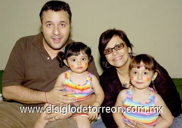 03042007
Ximena y Roberta, con sus papás Victor Barba y Gaby Ramos de Barba