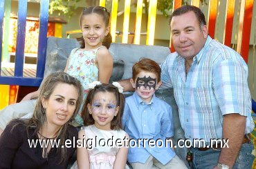 05042007
Luisa y Jaime Aguilera López festejaron su séptimo cuarto cumpleaños, respectivamente, acompañados de sus padres, Jaime y Eva Aguilera y su hermana Daniela.