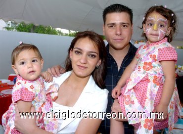 05042007
Mariane y Marlene Garnier Issa celebraron su tercer y primer cumpleaños, respectivamente, junto a sus padres, Luis y Marlene Garnier