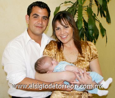 06042007
Jesús y Any Guinea González llevaron  a la pila bautismal a su sobrino Daniel Camposeco Benavides