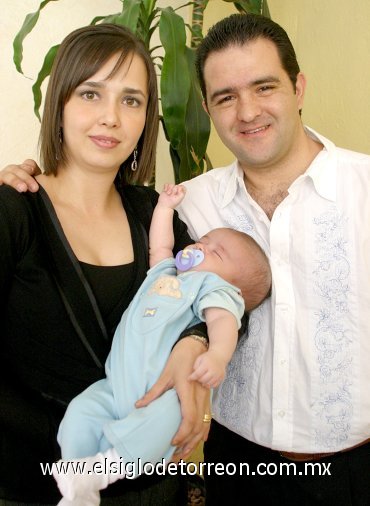06042007
Ramón Camposeco Álvarez y Ana Cecilia Benavides de Camposeco acompañados de su hijo Daniel.