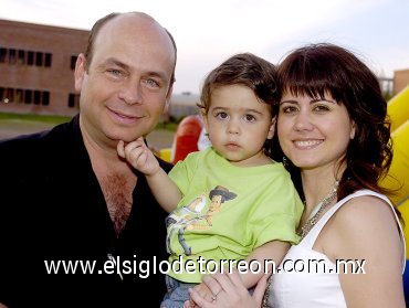 06042007
Rodrigo de la Garza Méndez con sus papás, César de la Garza Gómez y Sofía Méndez de De la Garza, organizadores de su fiesta de dos años.