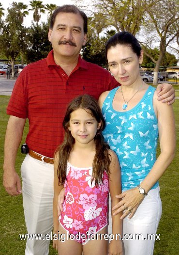 06042007
Vero con sus papás, Miguel Wong-Sánchez Ibarra y Verónica Casas de Wong-Sánchez.