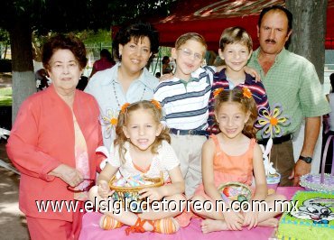 07042007
Sara y Alba junto a sus padres, José Ignacio Lastra y Cecilia Cardiel de Lastra, sus hermanos  Ignacio y Manolo y su abuelita Carmen Escamilla.jpg