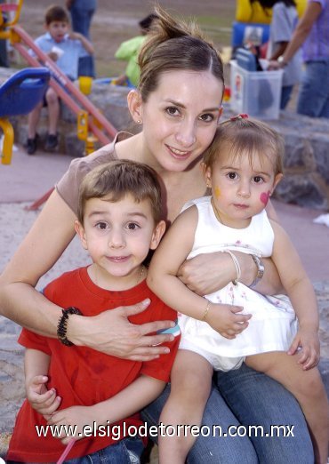 04042007
Alina Martínez de Gutiérrez, acompañada de sus niños Alina y Rodrigo.
