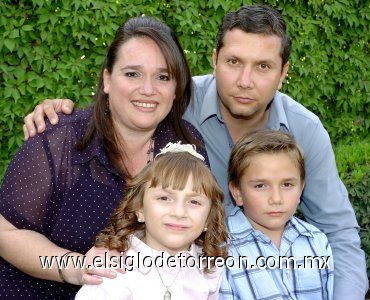 04042007
Juan Andrés y Coquis Sagui, con sus hijos Mafer y Andrés.