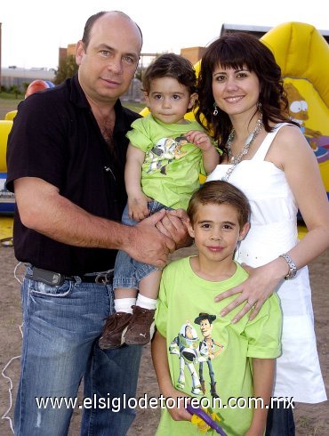 04042007
Rodrigo de la Garza Méndez con sus papás, César de la Garza Gómez y Sofía Méndez de De la Garza y César de la Garza