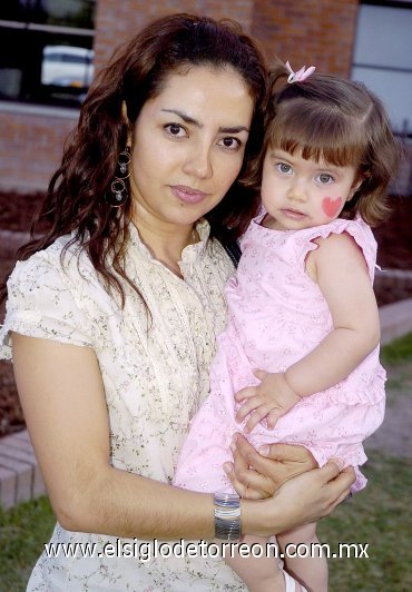 04042007
Úrsula Gálvez y su pequeña Aránzazu Ruiz.