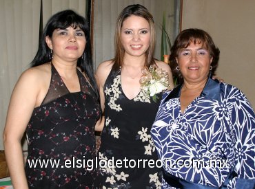03042007
Marina López Rodríguez disfrutó recientemente de una despedida de soltera acompañada por su suegra Hilda de Ríos y su mamá, Marina de López