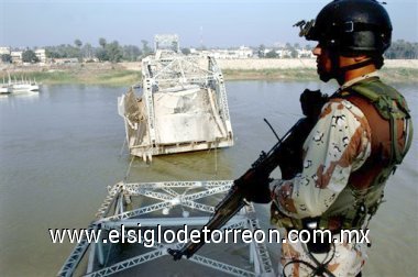 Destruye bombazo puente en Bagdad