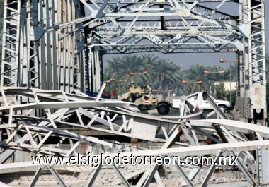 El río Tigris divide a Bagdad por la mitad y el puente Sarafiya es una vía clave del norte de la ciudad que frecuentemente es utilizada por autobuses y vehículos comerciales que viajan desde el centro de la ciudad a los mercados de la zona norte.