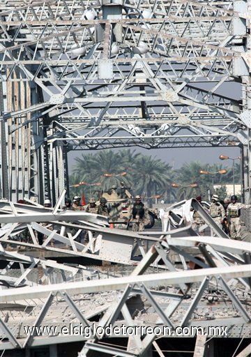 La policía trata de rescatar a más de 20 personas cuyos coches cayeron al Tigris tras desplomarse el puente, uno de los más antiguos de la ciudad. Hasta el momento ningún grupo se ha adjudicado el atentado.