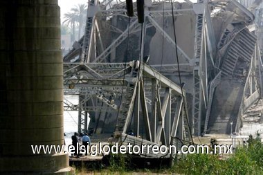 El ataque fue realizado cuando numerosos vehículos cruzaban el puente, que comunica los barrios de Azamiyah (de mayoría sunnita) y Bab Al Muazam (habitado tanto por sunnitas como por shiitas), muchos de los cuales cayeron a las aguas del río.