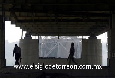 El hecho ocurrió en el puente de Sarafiya, ubicado en el norte de Bagdad, cuando el atacante detonó los explosivos que llevaba en el camión y dañó uno de los soportes de la estructura, indicó la fuente policial a la prensa internacional.