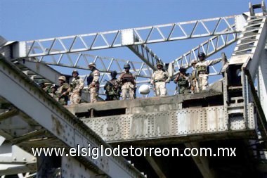 Al menos 10 personas murieron y 26 más resultaron heridas en Bagdad al explotar un camión bomba, conducido por un suicida, en uno de los principales puentes que cruzan el río Tigris, informó la policía de Irak.