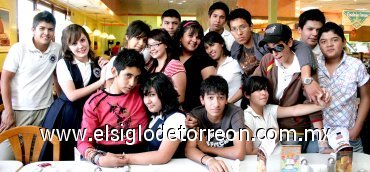 09042007
Fanny junto a sus compañeros y amigos del Colegio Mijares