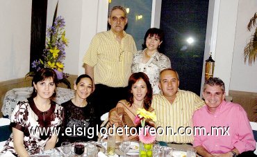 12042007
Luz María de Arriaga, July Anguiano, Susana Borbolla, Felipe Pámanes y Alfonso Arriaga junto a Gabriel  y María   Eugenia Kort