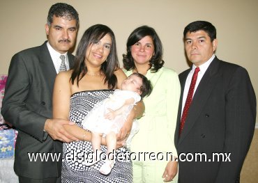 08042007
Alexa Nava Núñez y sus padres, Víctor Javier Nava Varela y Josefina Núñez de Nava; y sus padrinos, María de los Ángeles Núñez de Ibarra y Arturo Ibarra Tiscareño.