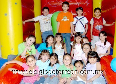 08042007
Elizabeth Valdez Sandoval cumplió ocho años y fue festejada con una alegre piñata, a la que asistieron sus amiguitos y familiares.