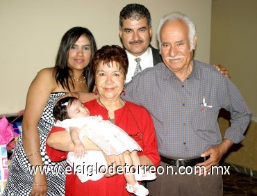 08042007
Víctor y Josefina Nava con su hija Alexa, acompañados  de Zeferino y Consuelo Nava, abuelos de la bebé.