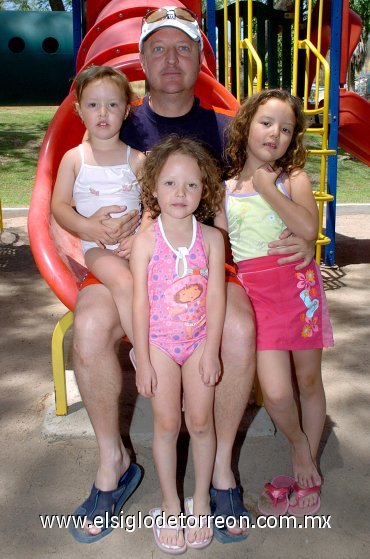 09042007
Luis González Bardan con sus hijas Luisa, Yazmín y Paulina González Abadié.jpg
